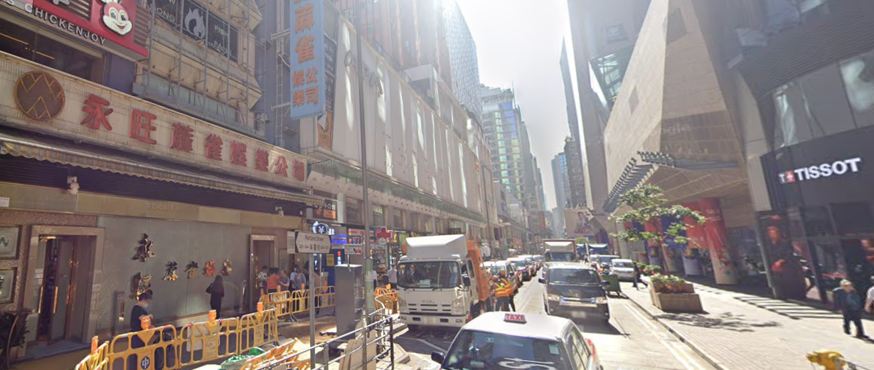 朗豪坊近砵蘭街出口對開行人路，有硬物從天而降，砸中一名24歲女途人，頭部後方受傷流血。(GoogleMap/資料圖片)