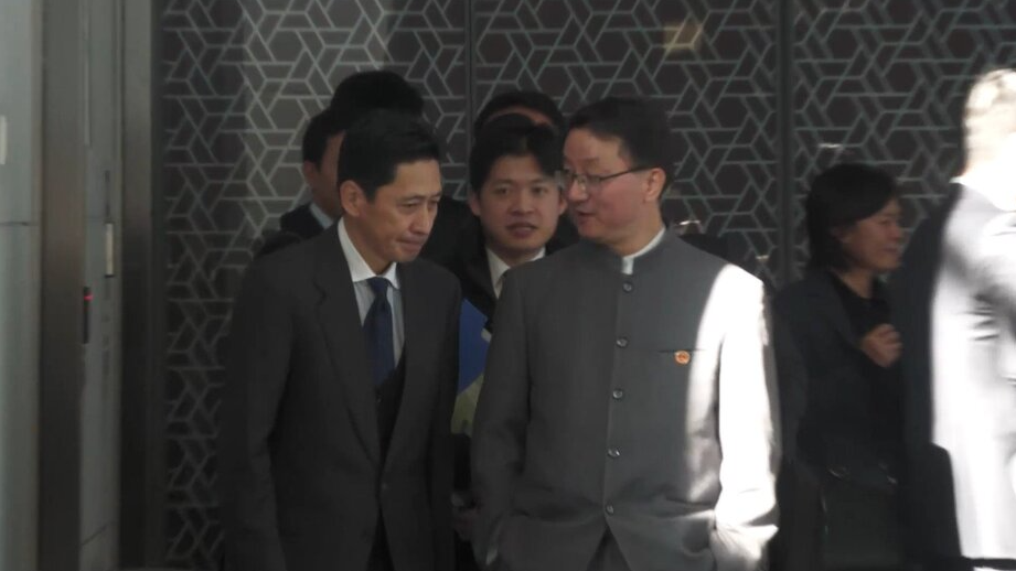 金井正彰與劉勁松的畫面在兩國引起討論。(網上截圖)