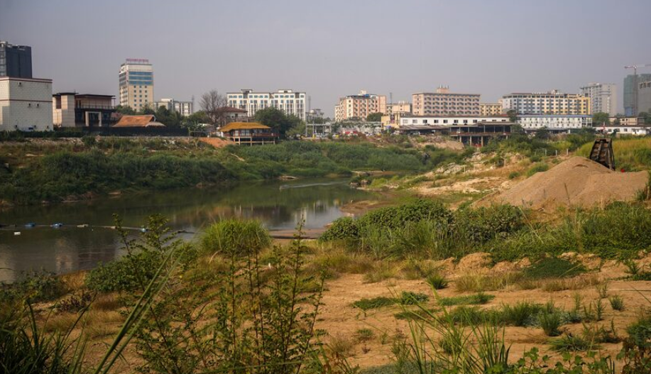 緬甸官方傳媒報道，軍方昨日上午突擊搜查賭博與詐騙中心「水溝谷」（Shwe Kokko），拘捕346名外籍人士(路透社資料圖片)