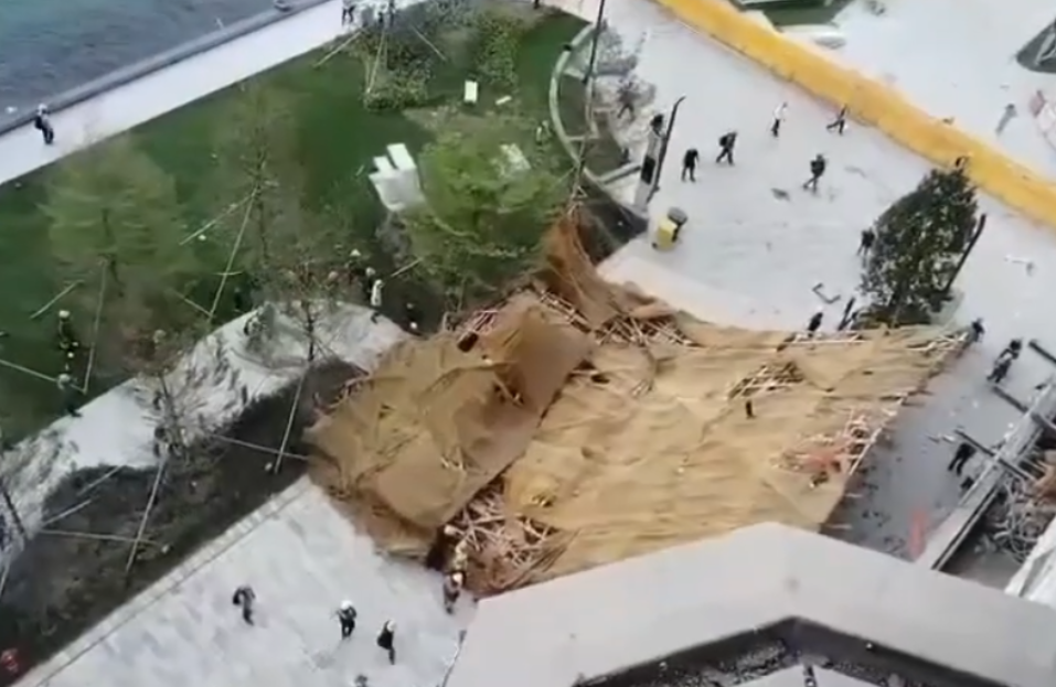 啟德承富里2號「澐璟」地盤去年2月20日發生奪命工業意外，一幅巨型棚架從19樓塌下，釀成2死3傷。(網片截圖)