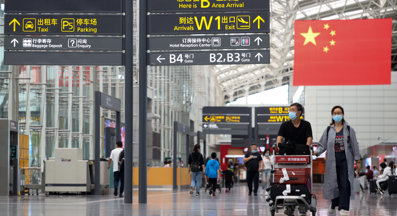 中日關係因日本首相高市早苗涉台言論惡化，中國當局出招反制發表赴日旅行安全警示及留學警告。內地傳媒引述第三方平台「航班管家DAST」數據報道，多間中國航空公司本周開始調整對日航班服務，目前已有12條中日航線全部航班取消。