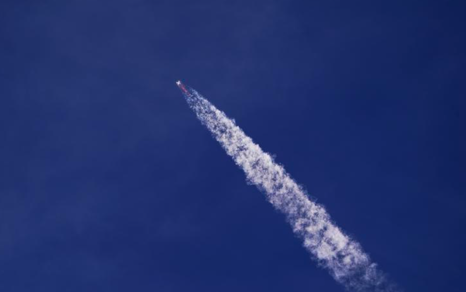 搭載神舟二十二號飛船的長征二號F遙二十二運載火箭，在酒泉衛星發射中心點火發射。神舟二十二號飛船與長征火箭成功分離並進入預定軌道，發射任務取得圓滿成功。(新華社)