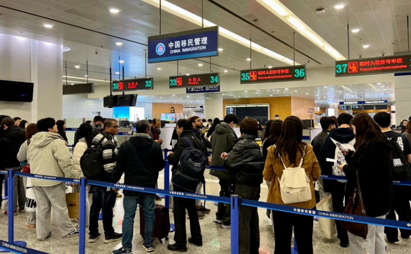 中日關係因日本首相高市早苗涉台言論惡化，中國當局出招反制發表赴日旅行安全警示及留學警告，多間中國航空公司本周開始調整對日航班服務。    (新華社資料圖片)