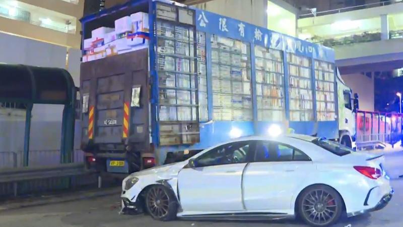 大窩口平治剷壆越線撼貨車，男司機半昏迷送院。(有線新聞截圖)