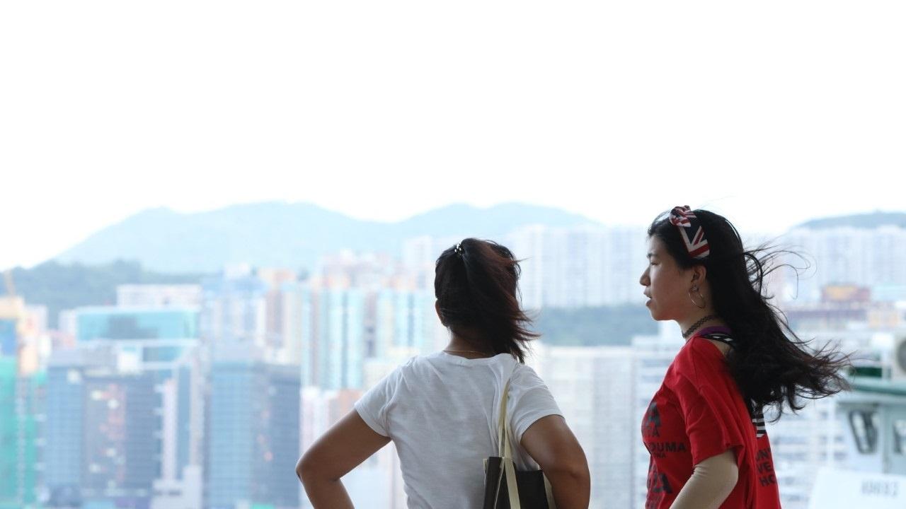 強烈季候風信號生效，日間最高約25度，料明日及周五早上約20度。(資料圖片)