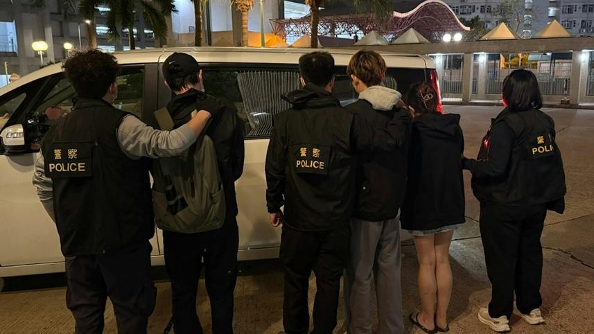 黃大仙鳳德邨單位檢冰毒及依托咪酯煙彈，2男1女被捕。(警方相片)