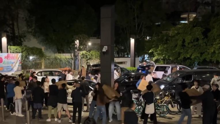 大埔宏福苑五級火，大批巿民自發支援，深夜組人鏈運送物資。(FB/大埔TAI PO)