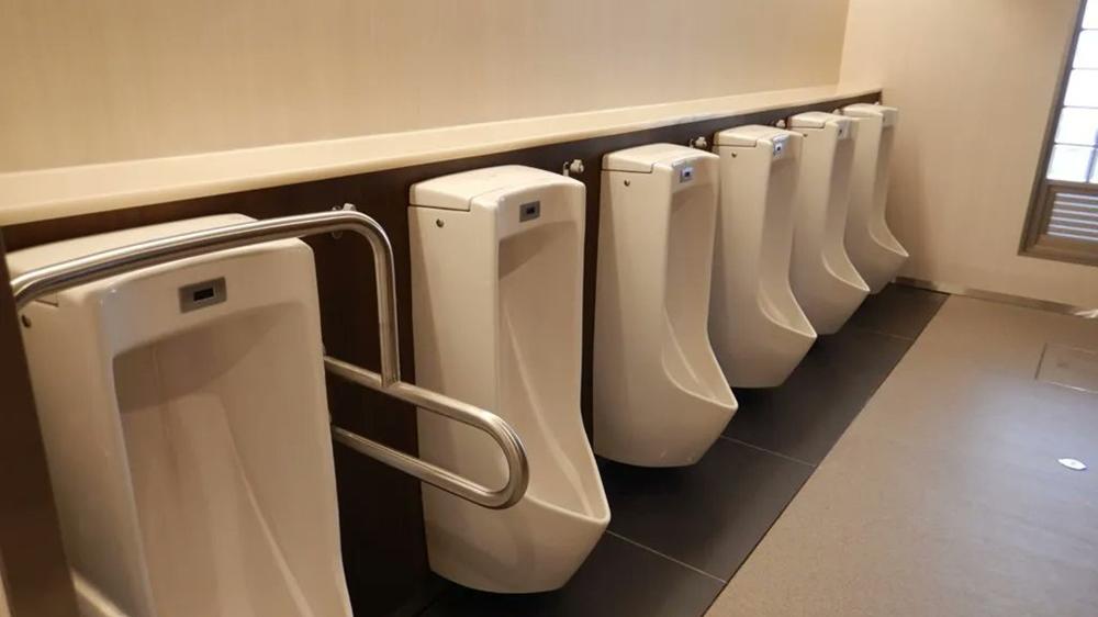 變態大叔廁所吼高中生小便，伸手捧尿飲還稱「謝謝」。(網上圖片)