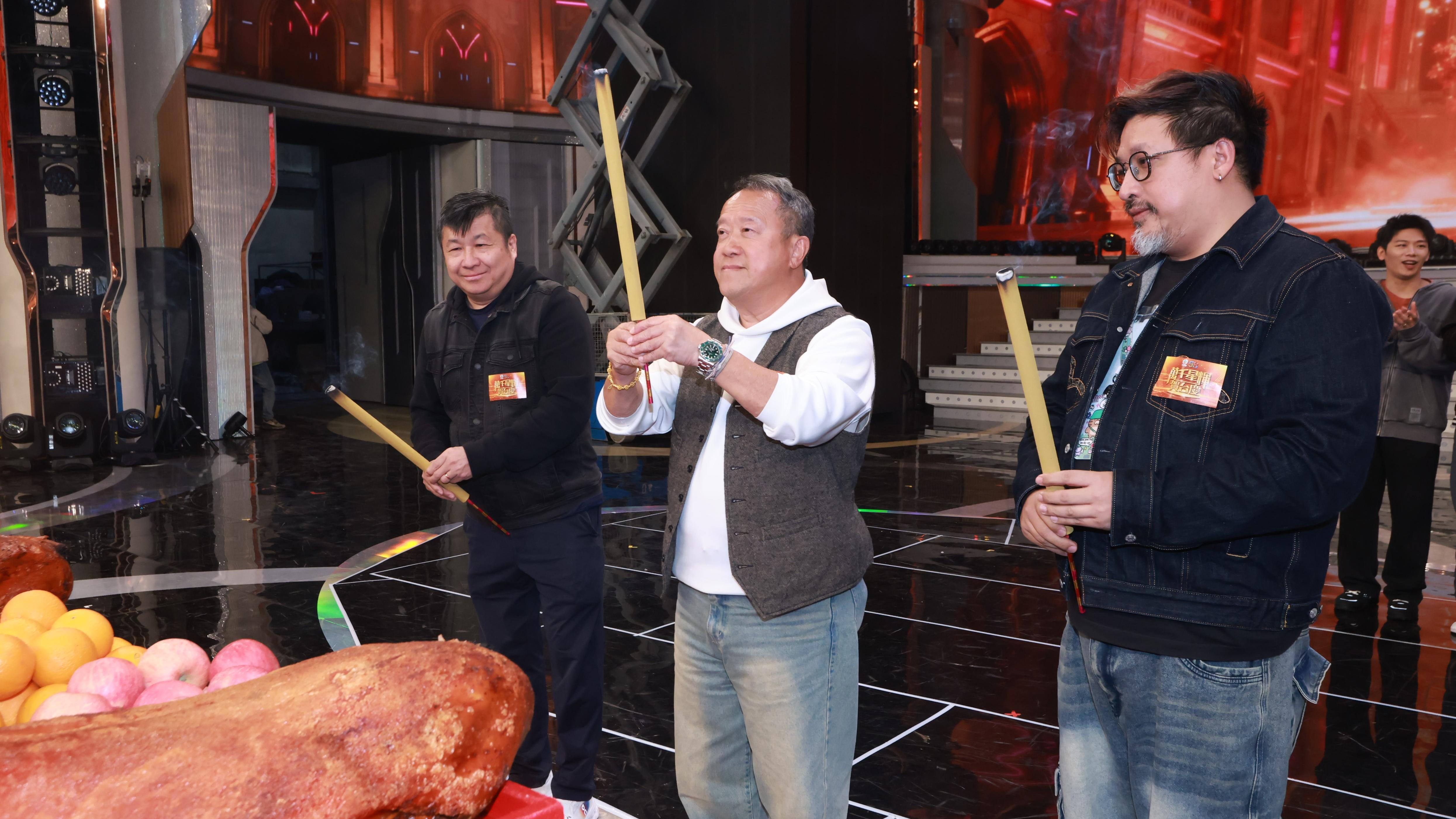 萬千星輝賀台慶｜出動逾300位TVB藝人演出 曾志偉率台前幕後出席拜神儀式