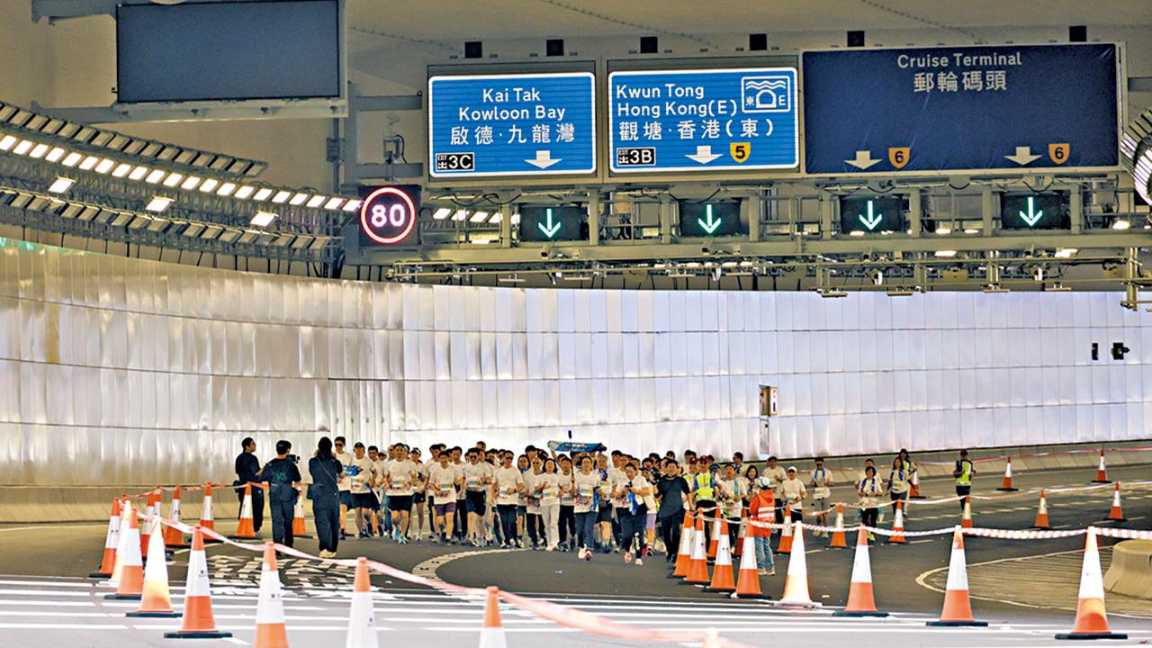 兩萬人街馬 搶先跑中九繞道 上天下海落地大滿足 跑手鬧爆行李寄存變「自提點」 大會致歉稱故障