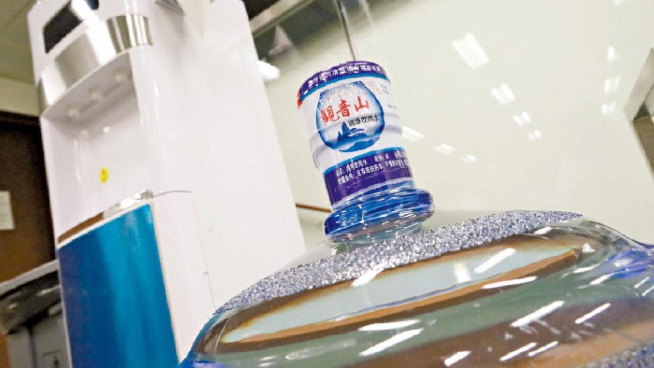 政府採購樽裝飲用水疑遇騙案 「鑫鼎鑫」董事再提堂 押至明年初再訊