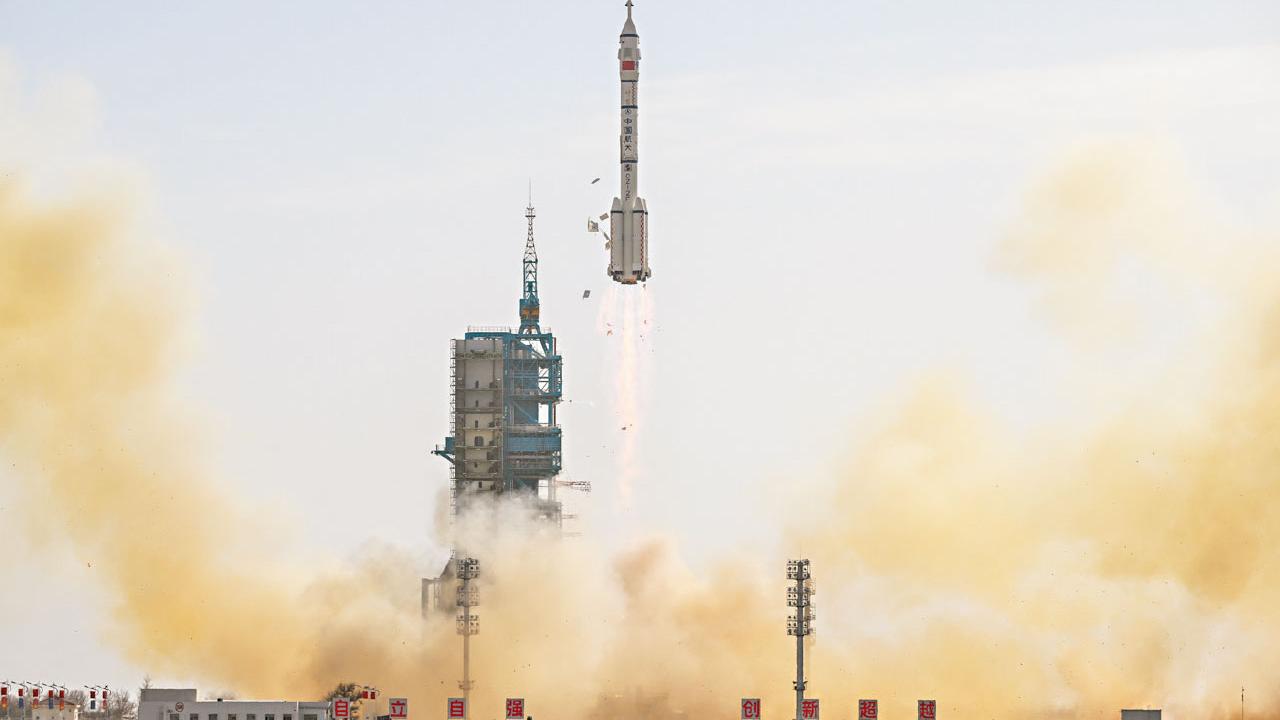 中國首次應急發射任務圓滿成功 神舟二十二號無人飛船順利升空