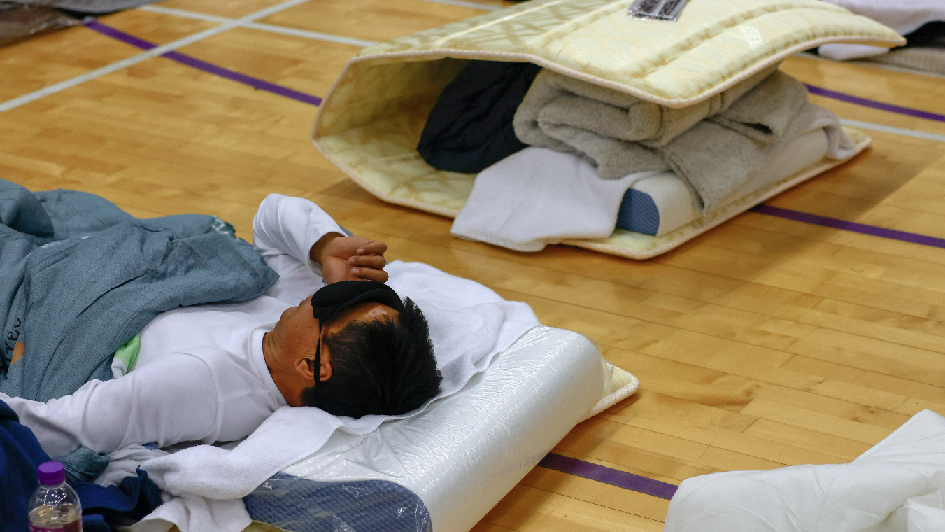 大埔宏福苑五級火，大批居民無家可歸入住多個臨時庇護中心。(路透社)