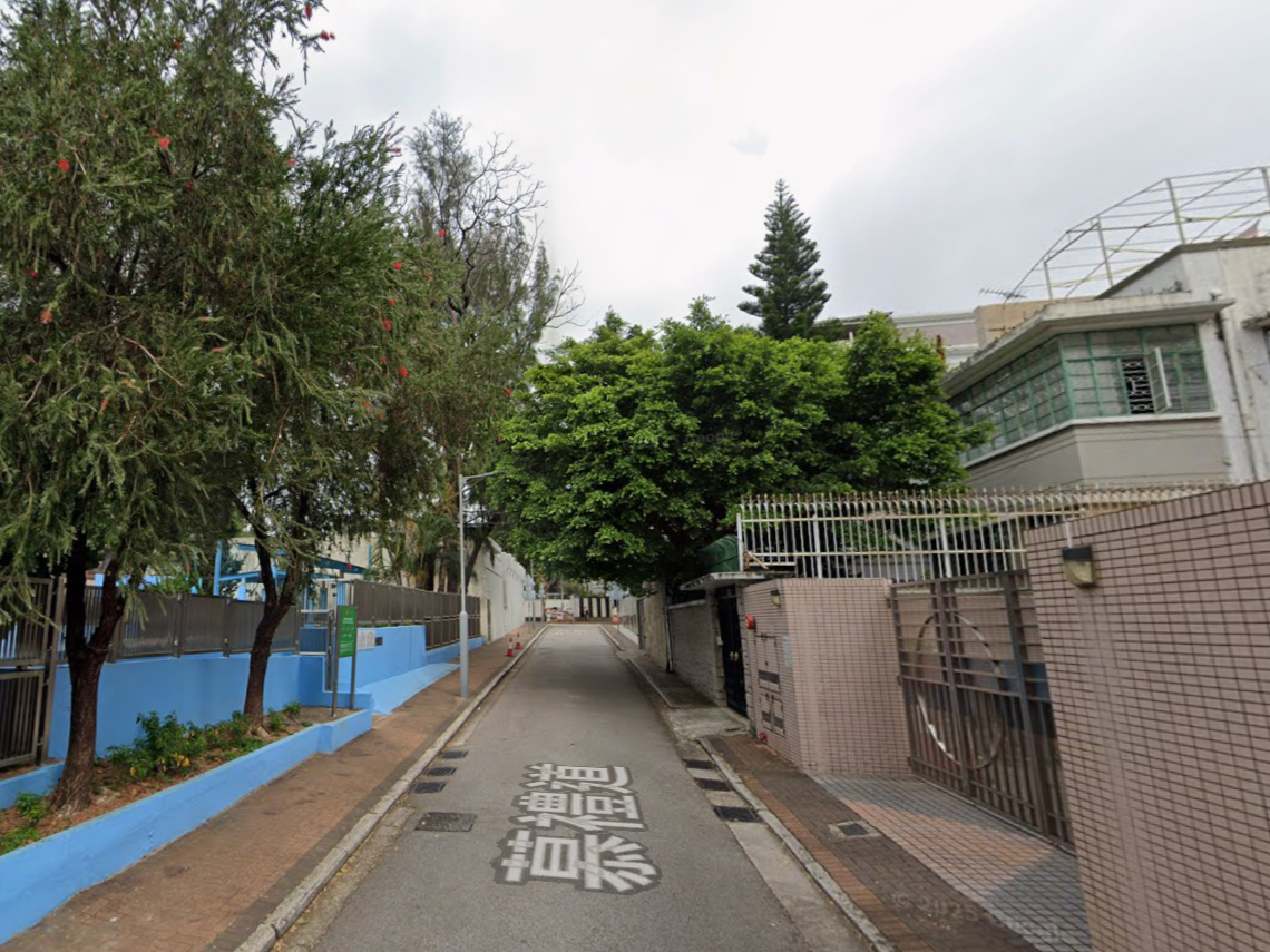 九龍塘豪宅單位疑失兩幅書法字畫，男戶主報案後自行尋回。(Google街景截圖)