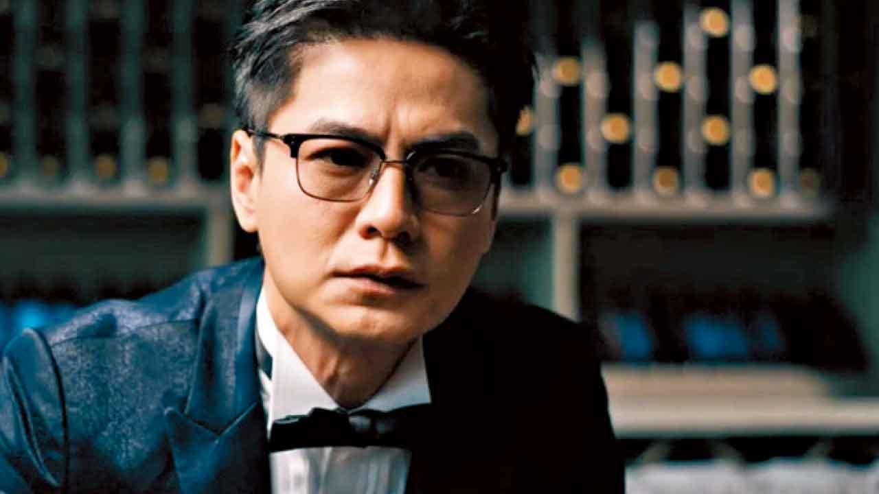 戴眼鏡演戲的人