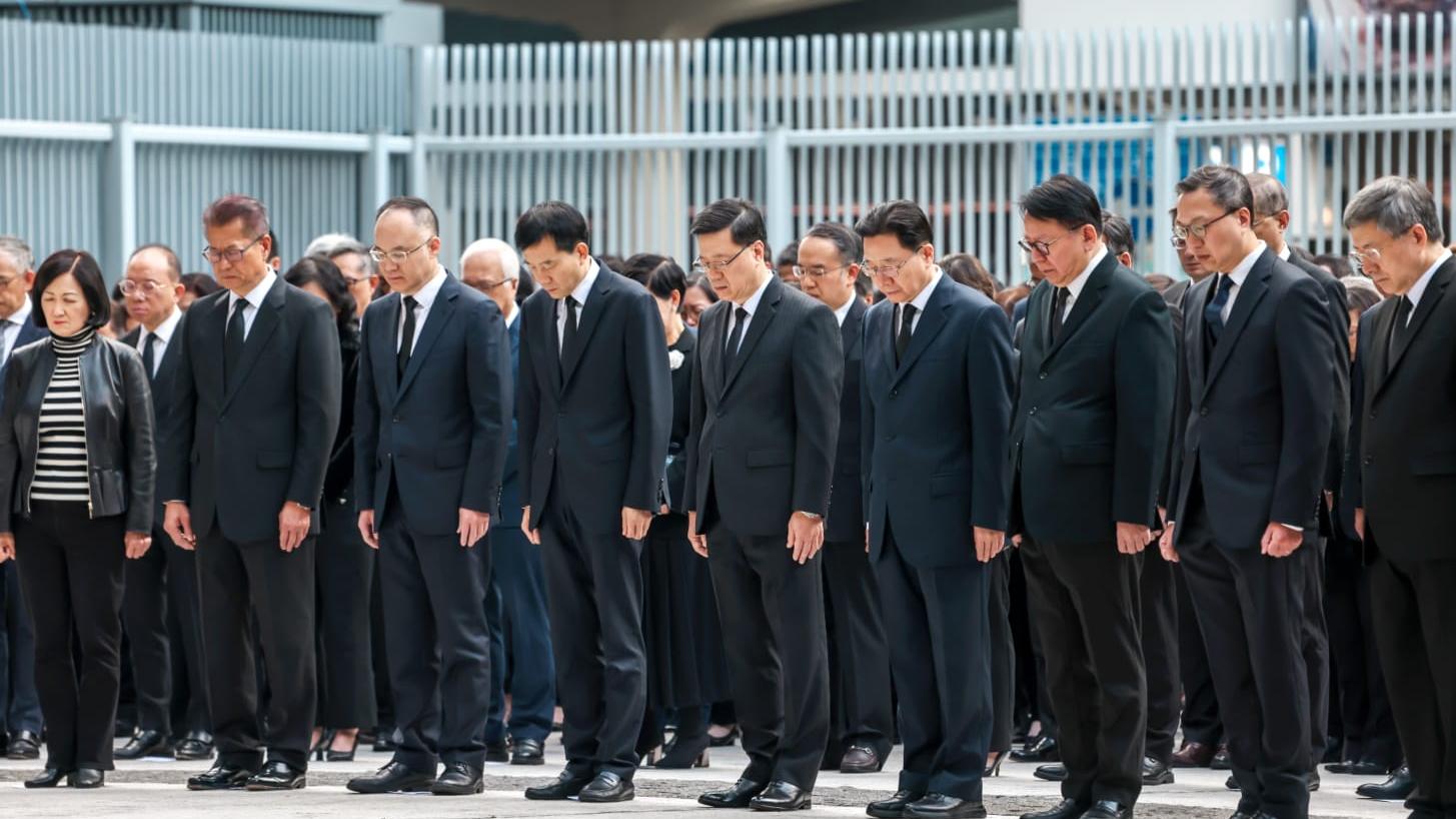 政府官員今早在政總默哀