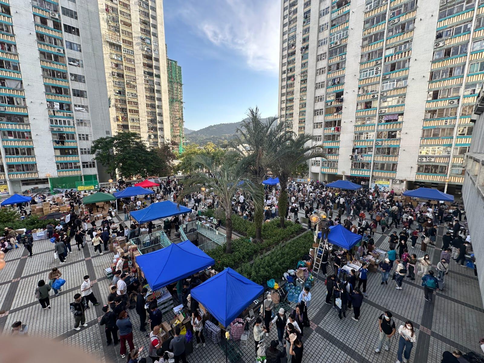 陸續有大埔宏福苑居民到臨時庇護中心登記資助，等待領取政府發放的補助金，亦有居民到廣福商場平台的物資站領取衣服，食物及飲用水等物資 