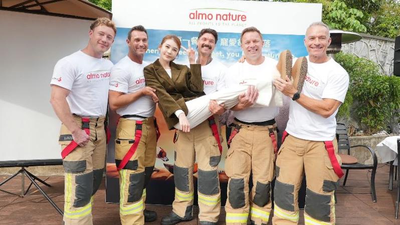 施匡翹被澳洲猛男消防員抱起 大讚好有安全感