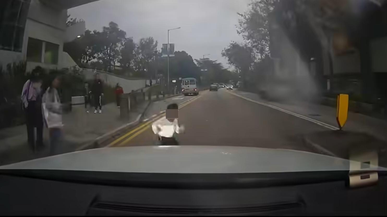 車Cam直擊｜西貢公路男童衝出馬路險被撞　發帖者籲：拖實小朋友（fb「[西貢人]日報」圖片）