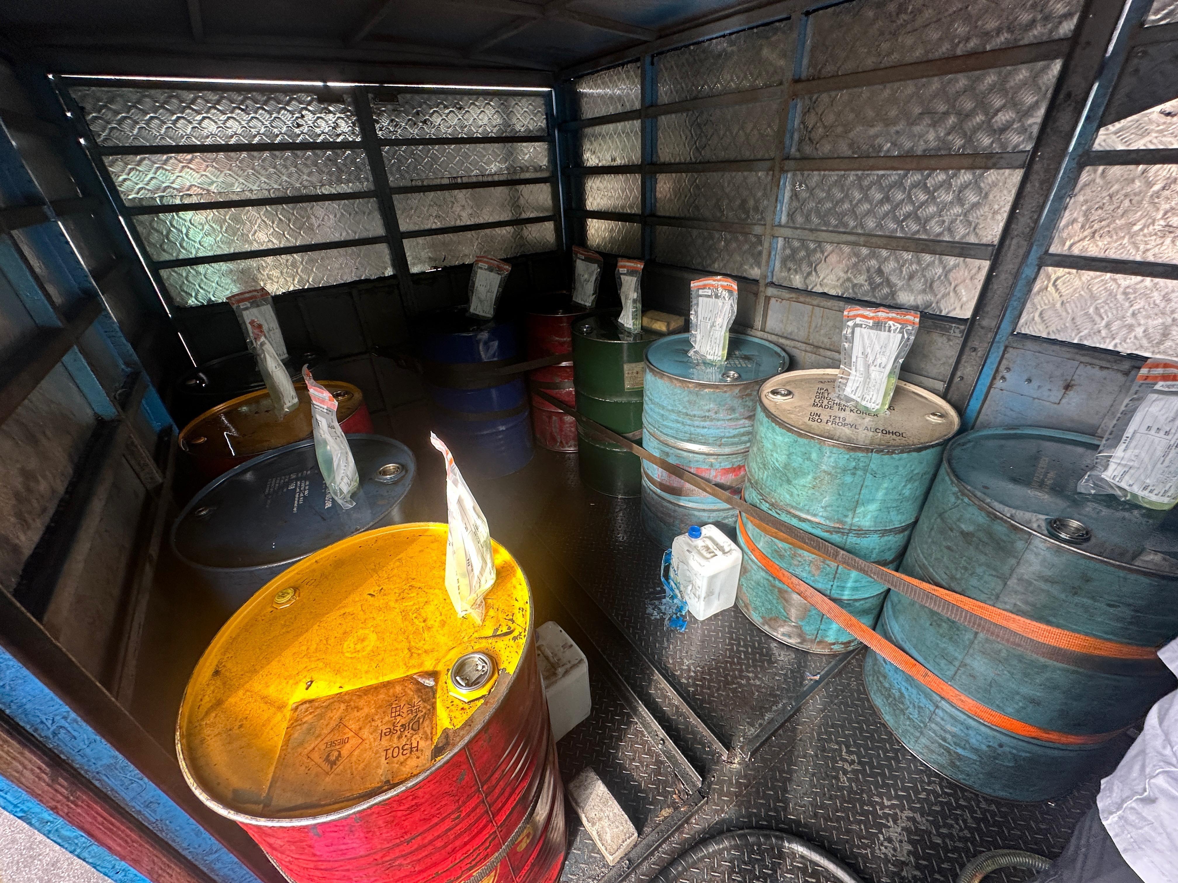 消防觀塘搗非法加油站檢3200公升柴油，一男子將被檢控。(消防處)