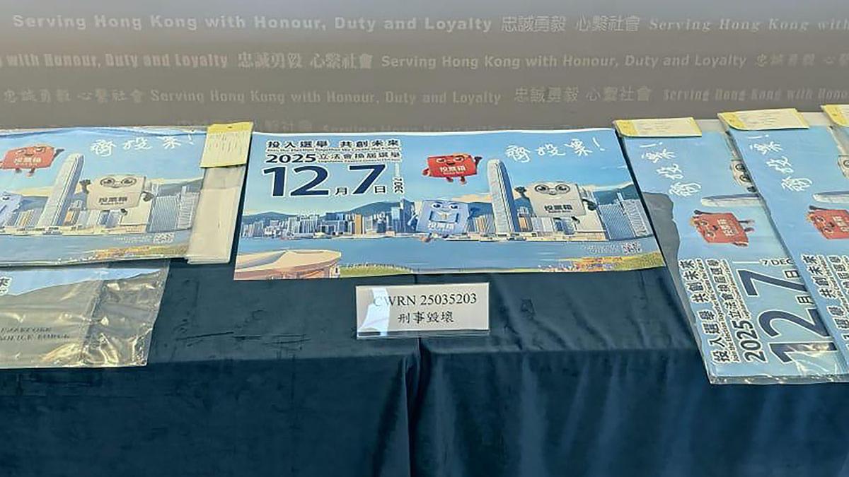 警方早前展示與案有關的選舉宣傳海報。(資料圖片)