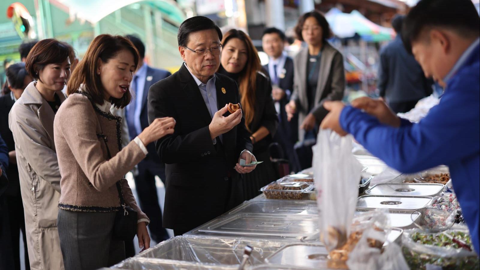 李家超和團隊前往慶州中央市場，感受當地市井煙火氣息。(李家超FB)