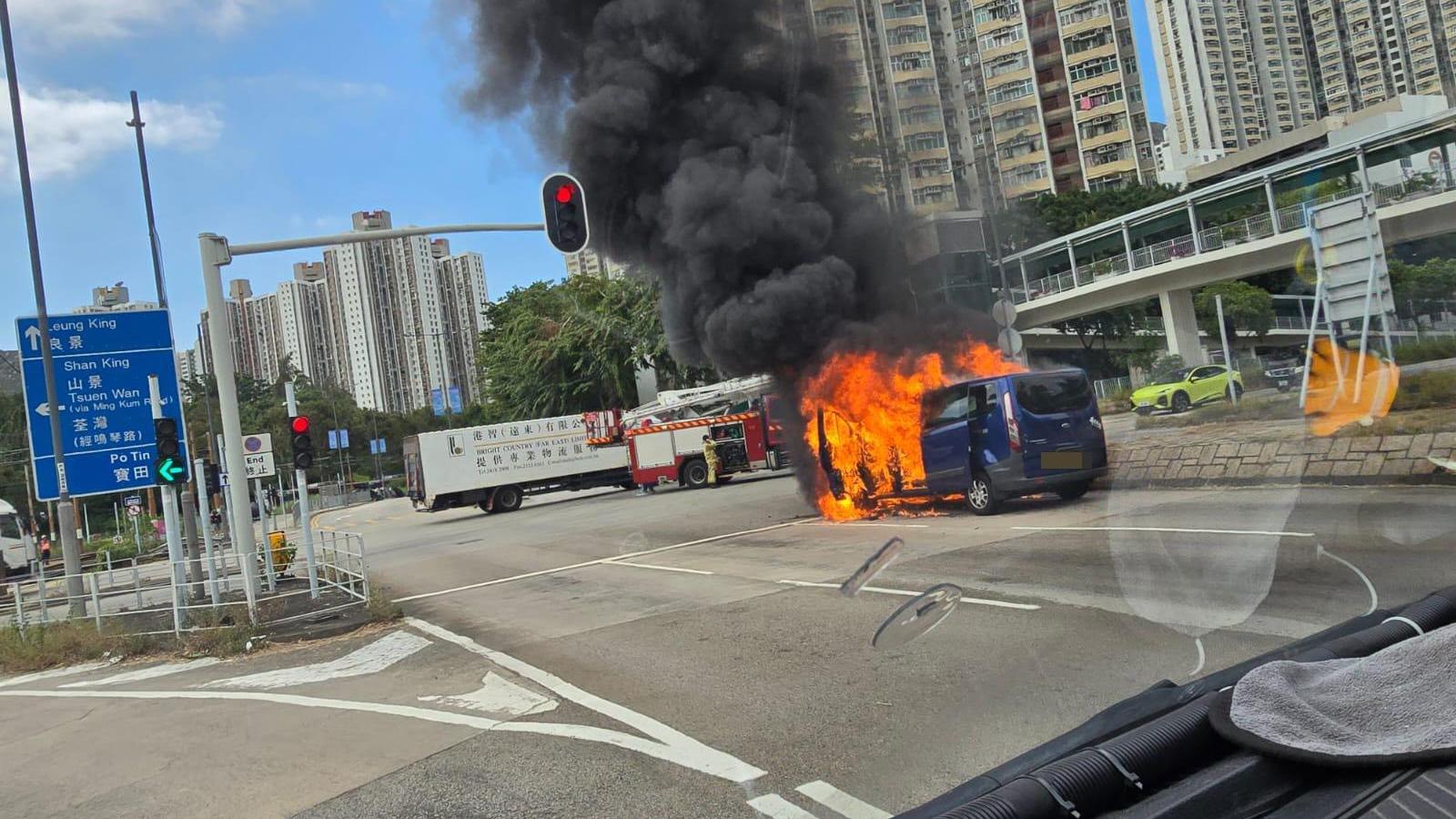 屯門有行駛中車輛起火。（fb「馬路的事討論區」圖片）