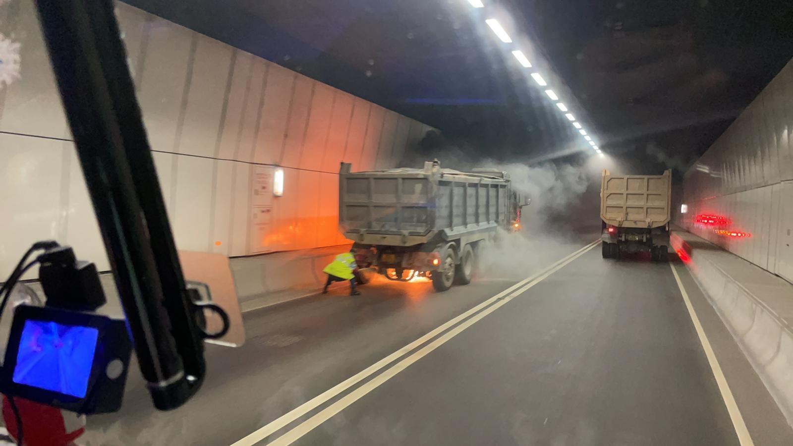 龍山隧道有行駛中車輛起火。（fb「馬路的事 (即時交通資訊台)」圖片）