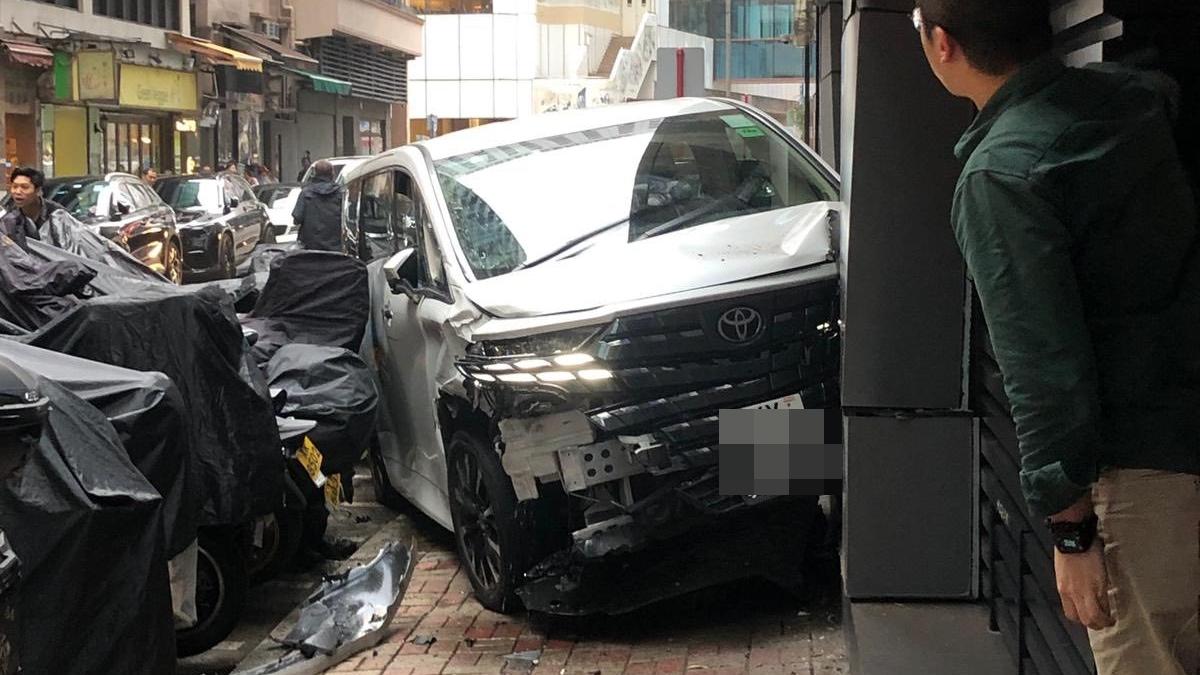灣仔發生交通意外，一輛七人車剷上行人路。（fb「馬路的事討論區」圖片）