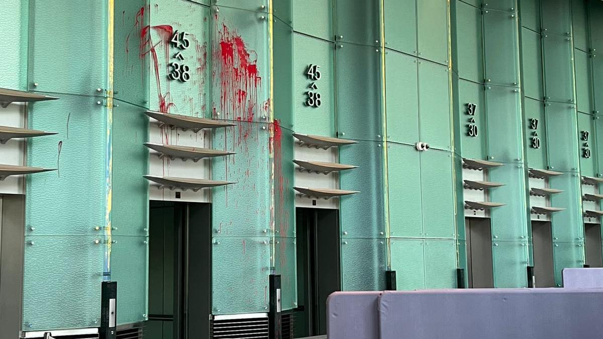 一名男子到長江集團中心，要求上樓去某單位見人被攔阻。他及後在電梯大堂淋紅油，一名保安員制止時遇襲。(網上圖片)