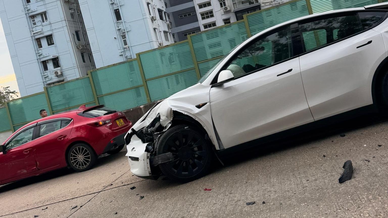 龍翔道發生3車連環「串燒」車禍。（fb「馬路的事 (即時交通資訊台)」圖片）