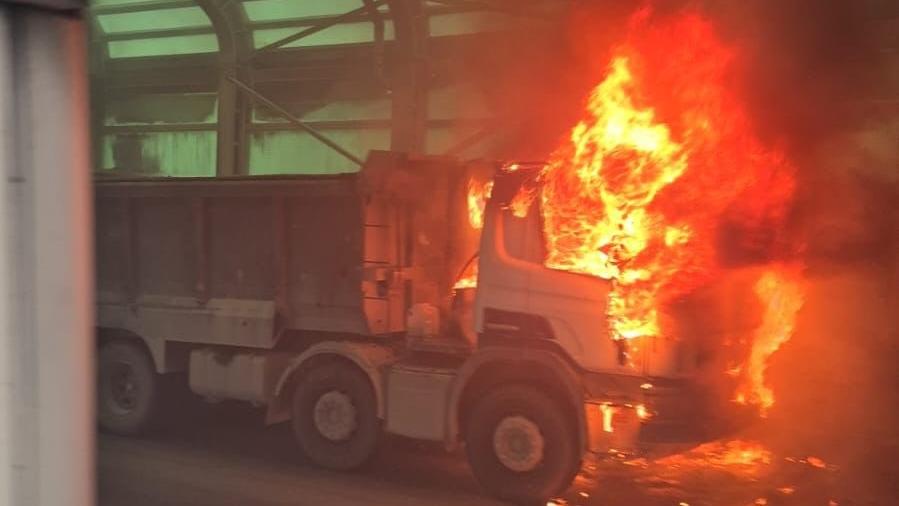 屯門公路有車輛行駛中著火。（fb「車cam L（香港群組）」圖片）