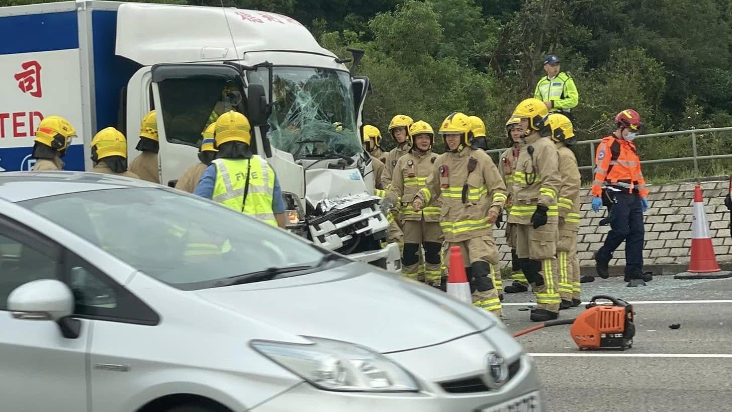北大嶼山公路發生車禍。（fb「車cam L（香港群組）」圖片）