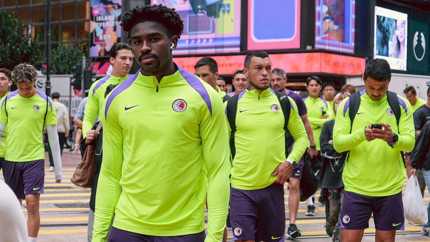 香港隊日前拉隊從銅鑼灣步行去港會練波。(香港足總圖片)