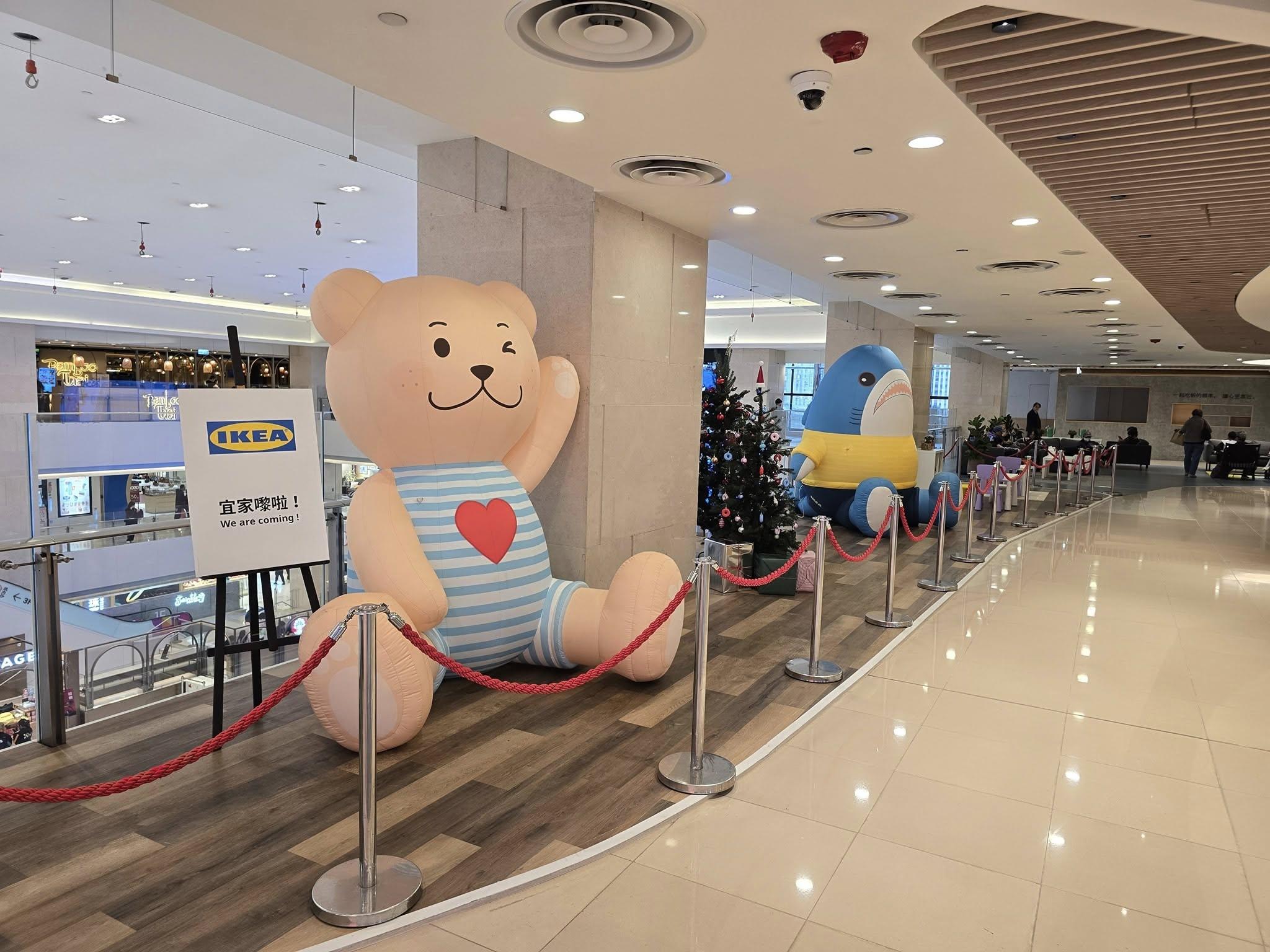 IKEA宜家家居已在屯門市廣場1期3樓位置圍版進行裝修工程，舖位對出空間位置放置家具陳列品及兩隻巨型吉祥物鯊魚和泰迪熊公仔，公仔旁亦放有寫上「宜家嚟啦！」告示架。(香港 [ 屯門 ] 再起時fb)