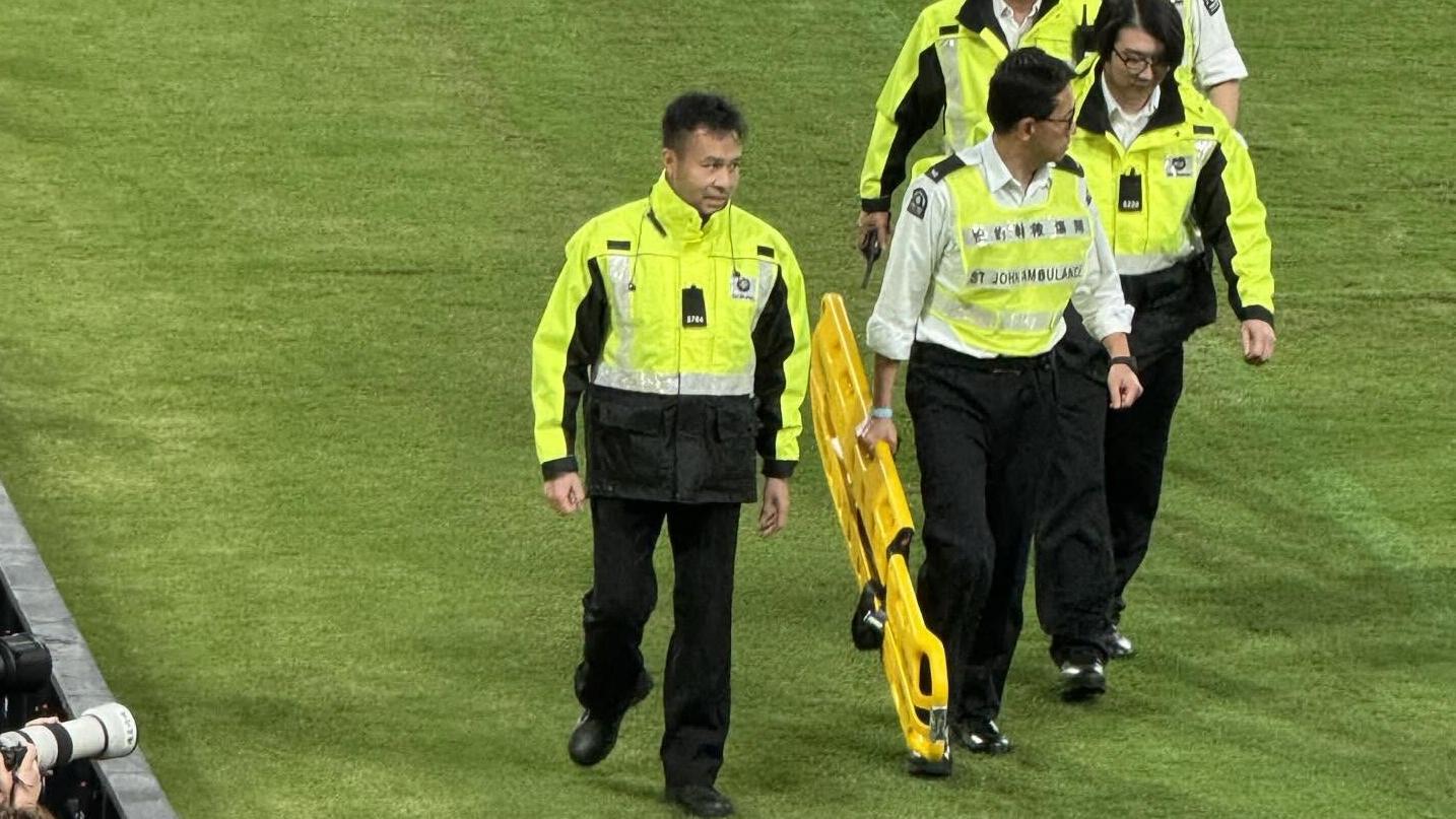 啟德主場館內的救護員衝入場協助抬走新加坡球員。(網上圖片)