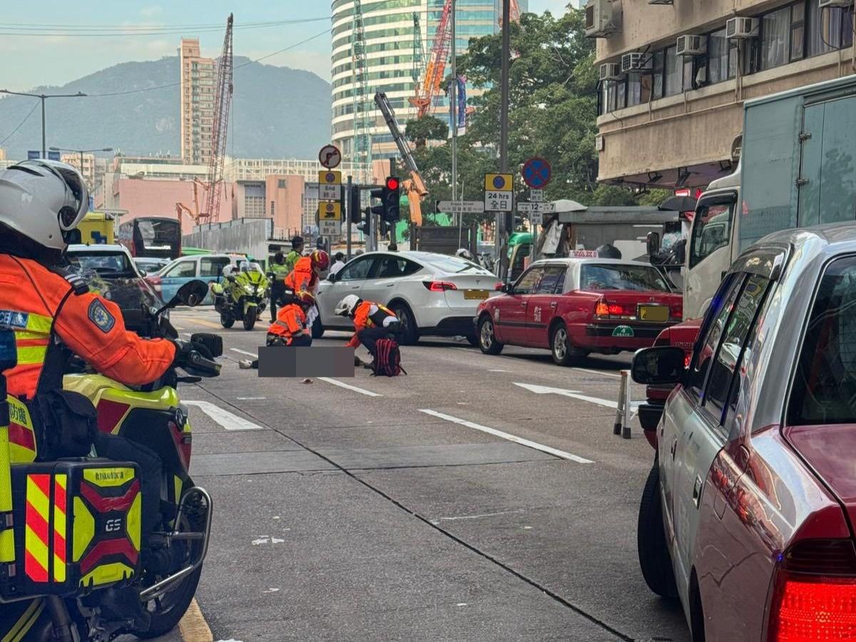 旺角老婦捱旅遊巴撞當場死亡，現場遺大堆紙皮。(馬路的事討論區)