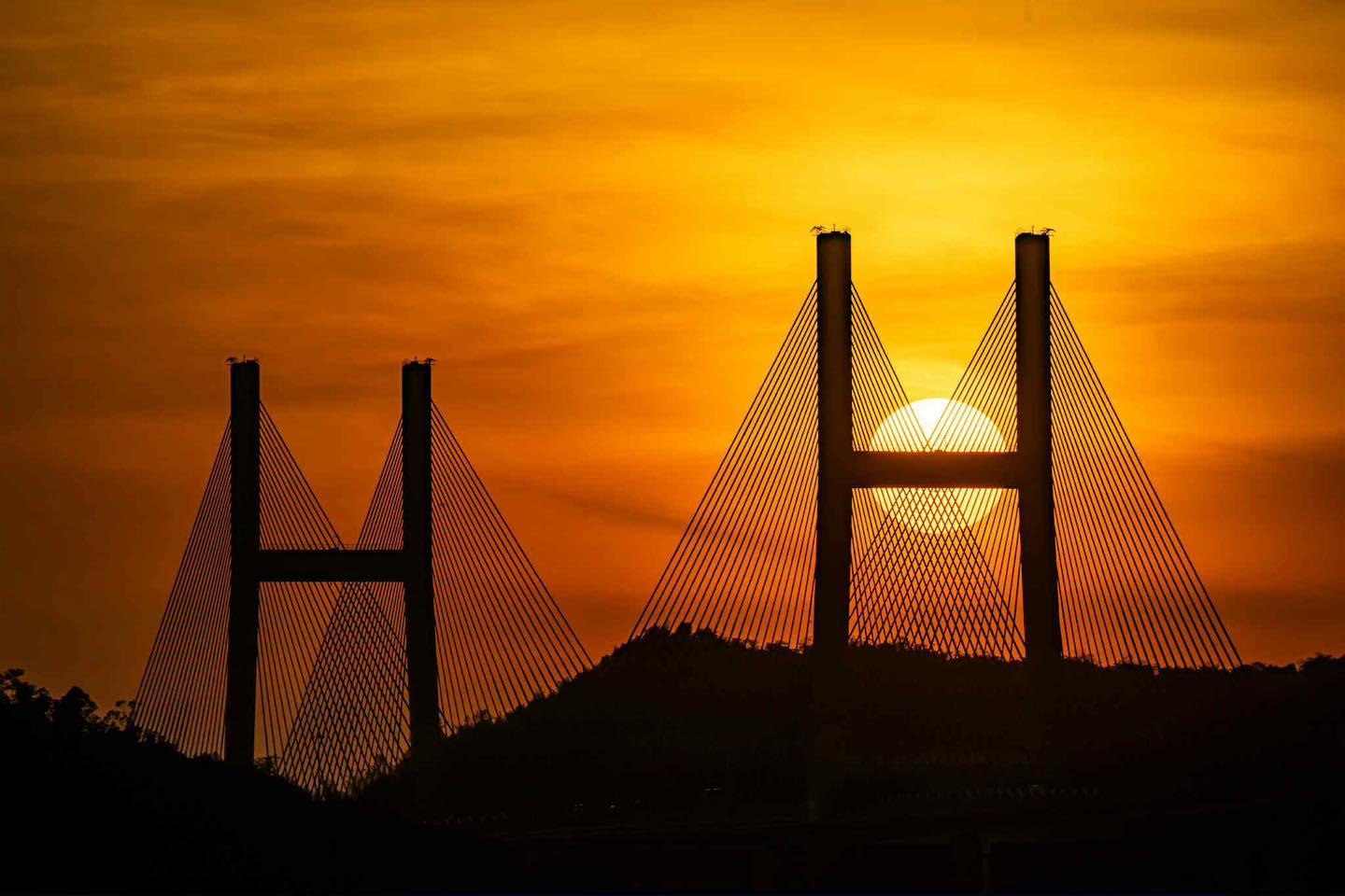 夕陽「漏氣」成扁扁鹹蛋黃，天文台解構與大氣層折射有關。(香港天文台 HKO)