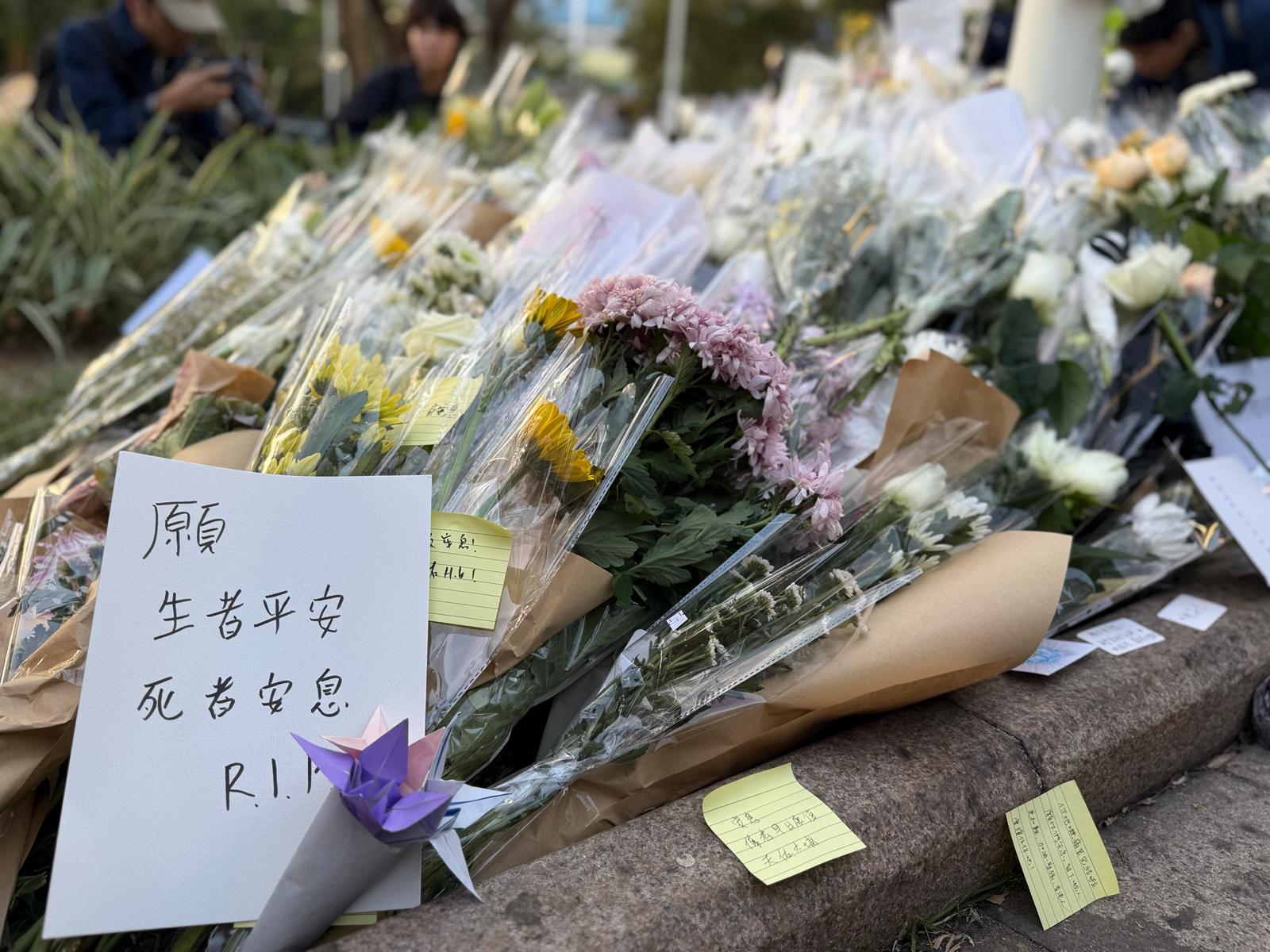 連日來不斷有市民到廣福邨向宏福苑大火死者獻花。(FB圖片＠John Tsang曾俊華)