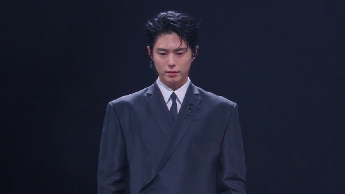 MAMA2025｜全場默哀半分鐘 朴寶劍任司儀扣黑絲帶登場