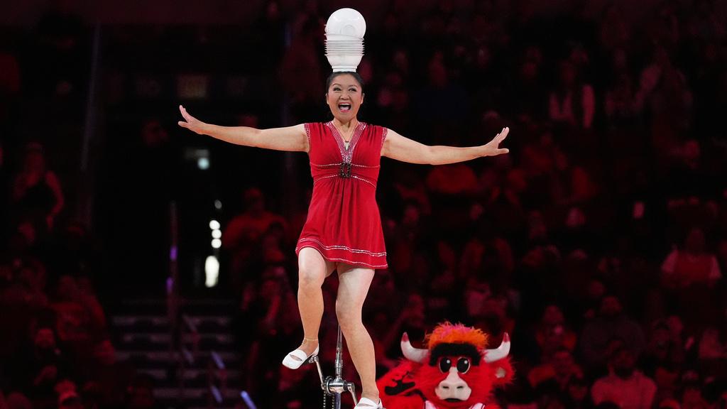 NBA｜山西雜技大媽Red Panda養傷4個月後復出　賀公牛反勝76人。（美聯社）