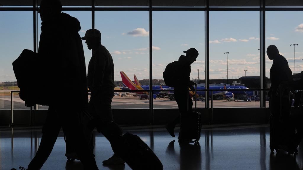 美國聯邦政府停擺，導致航班混亂，圖為旅客周一在巴爾的摩機場準備乘搭航班。(美聯社)