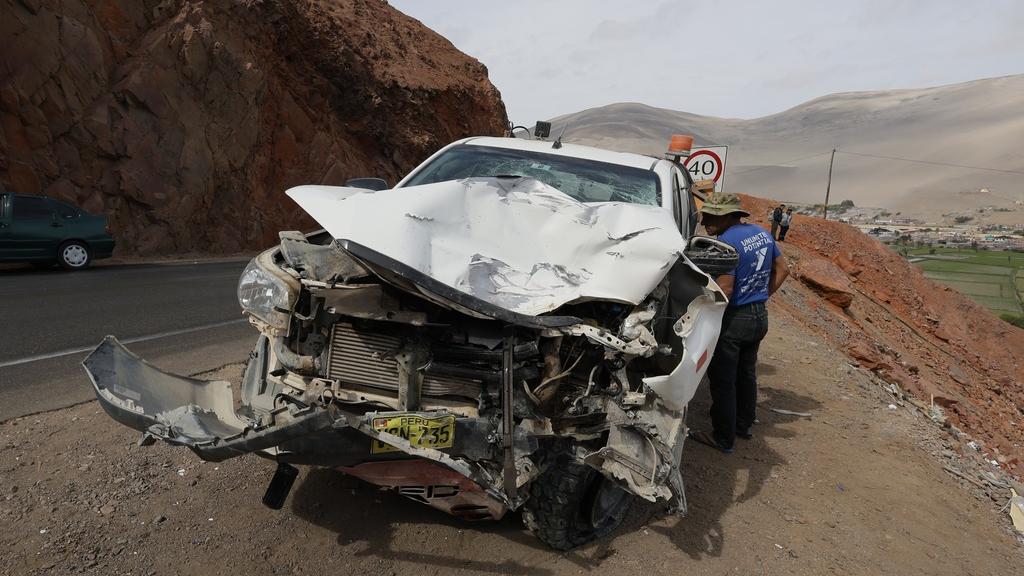 秘魯巴士撞車後墮66層高山谷 最少37死26傷。（美聯社）