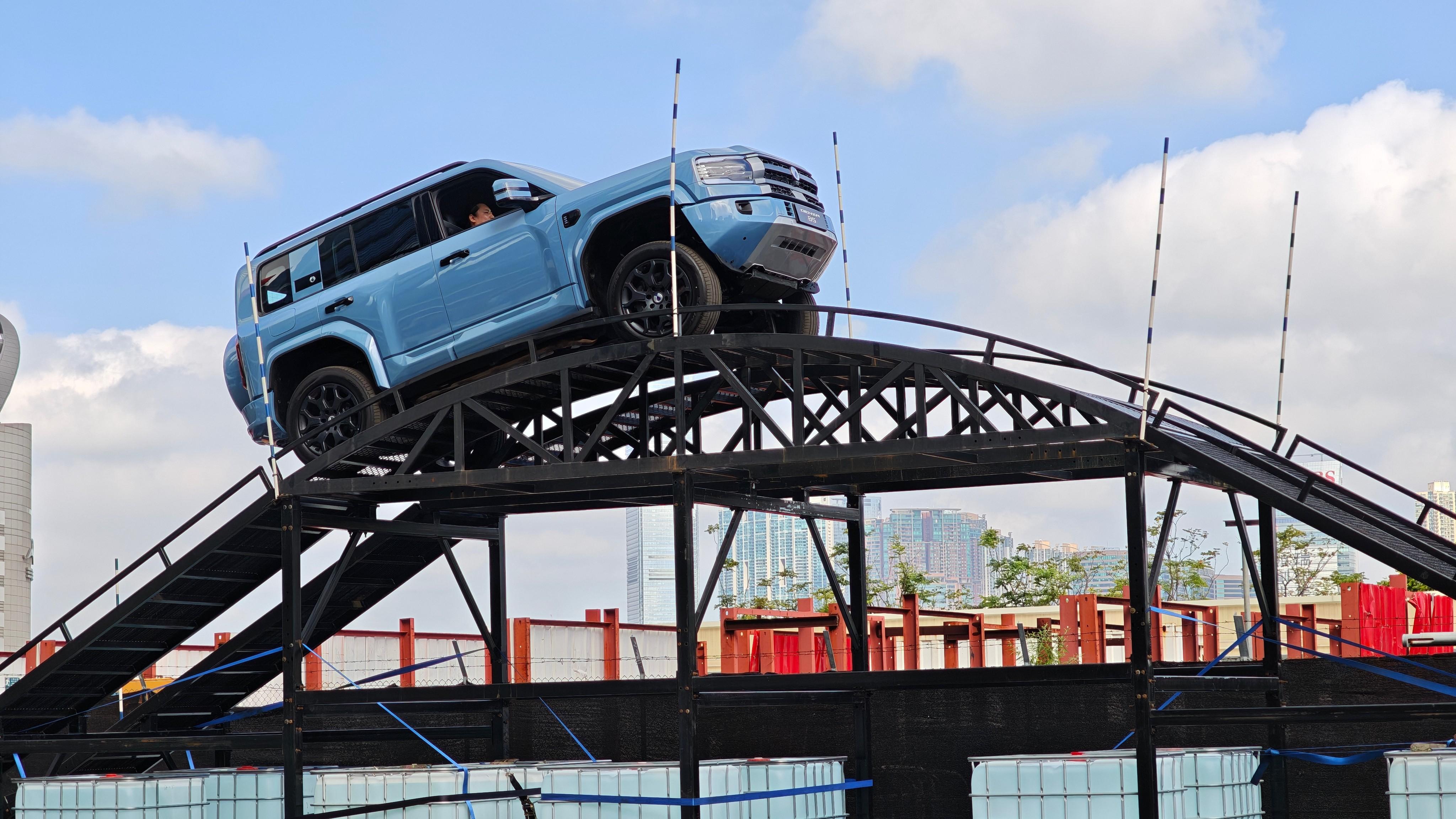 比亞迪香港科技周　坐DENZA B5體驗越野爬坡、免費試駕新車