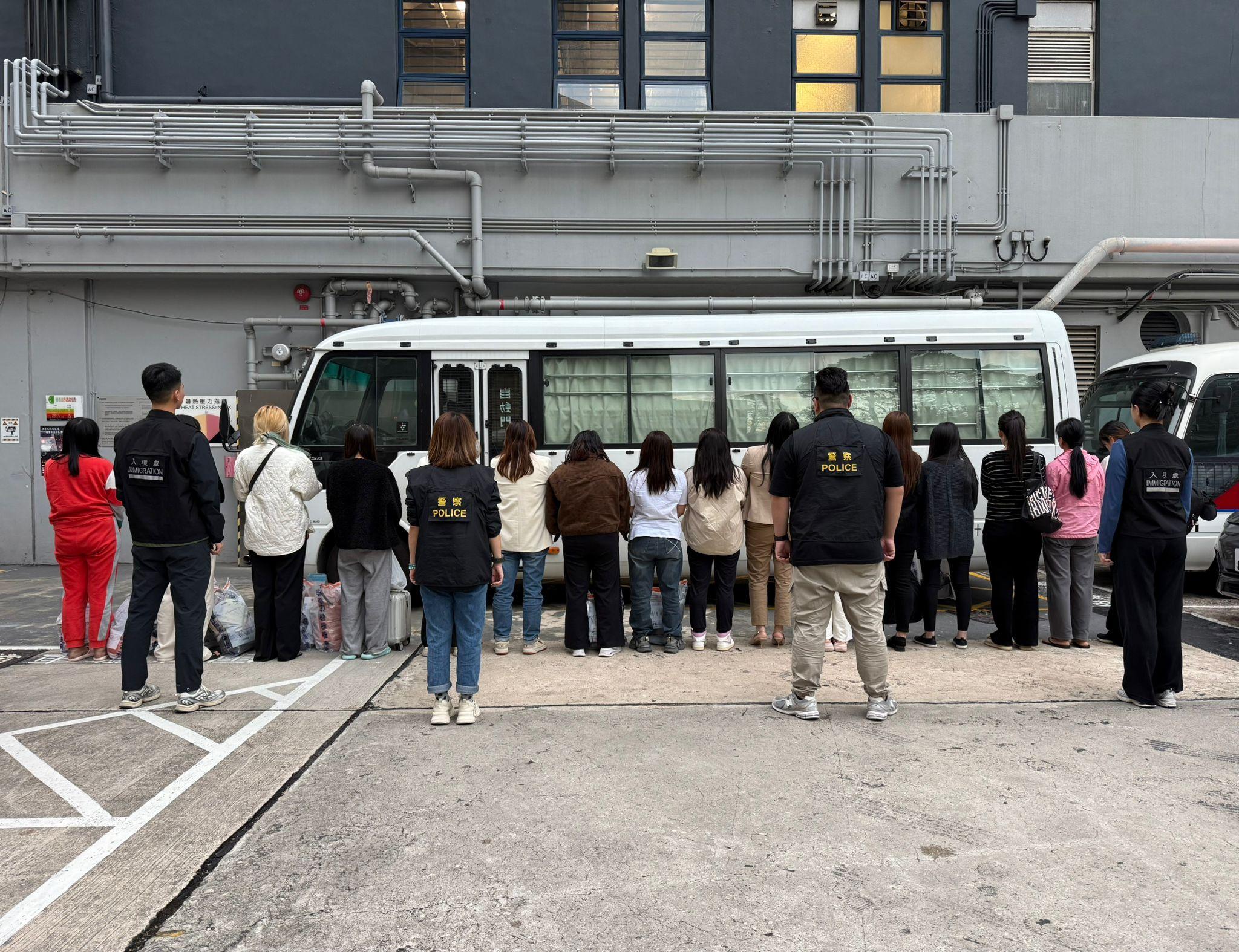 警九龍城紅磡反黑工及非法入境者拘19人。(警方圖片)