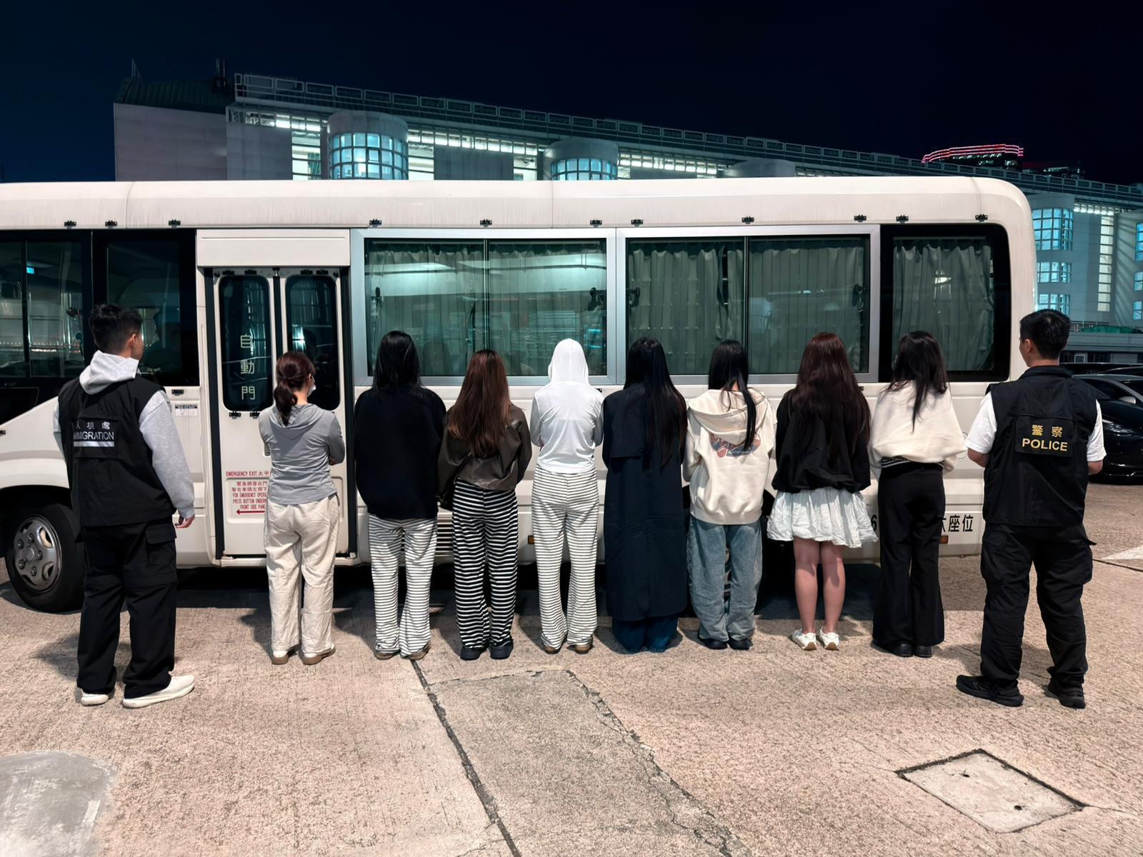 跨部門油尖反黑工掃黃拘25男女，包括17歲女童。(警方圖片)