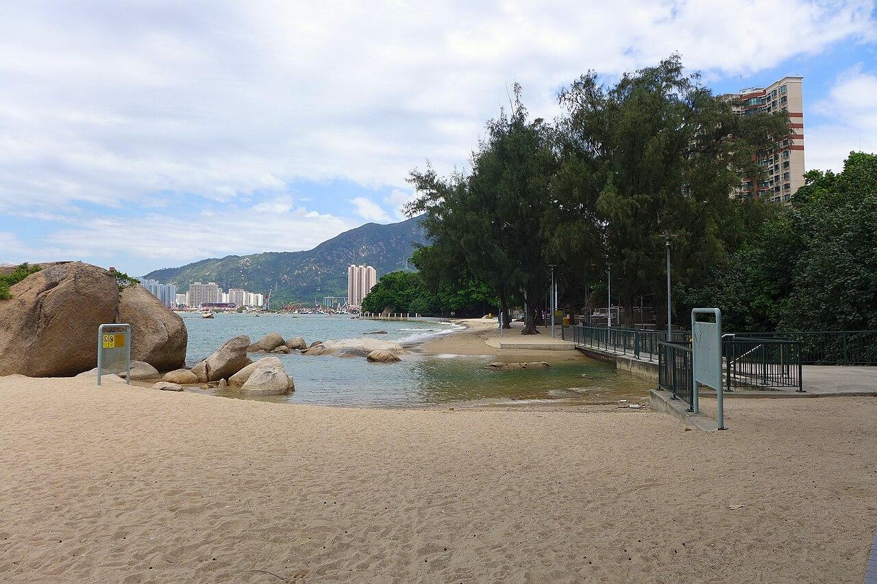 屯門舊咖啡灣泳灘25歲男遇襲額傷，被搶走銀包失千元。(維基百科圖片)