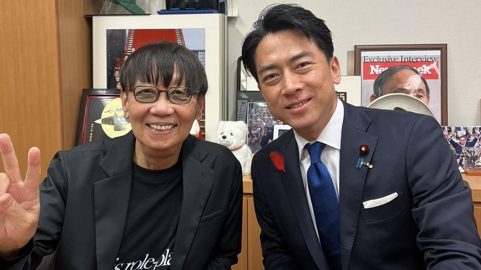 小泉進次郎與堀井雄二合照。(X)