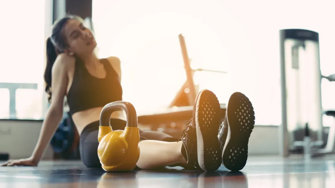 高強度運動會對身體造成壓力，如果身體沒有攝取足夠的熱量來提供運動所需的能量，就會影響荷爾蒙調節和肌肉恢復。