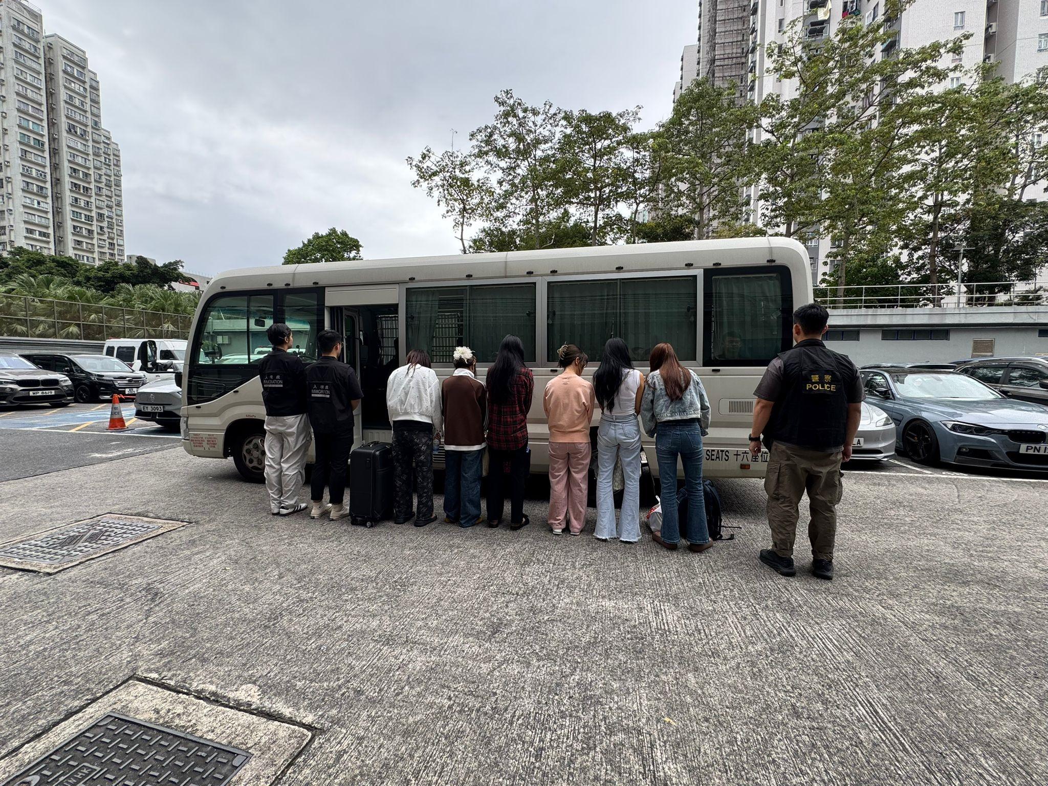 警大埔掃黃拘12名內地女，年齡介乎31歲至44歲。(警方圖片)